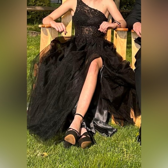 Beautiful prom dress - Picture 2 of 2